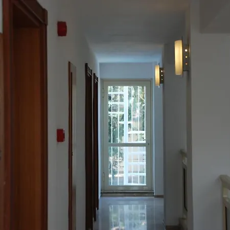 Adora Hotell Side